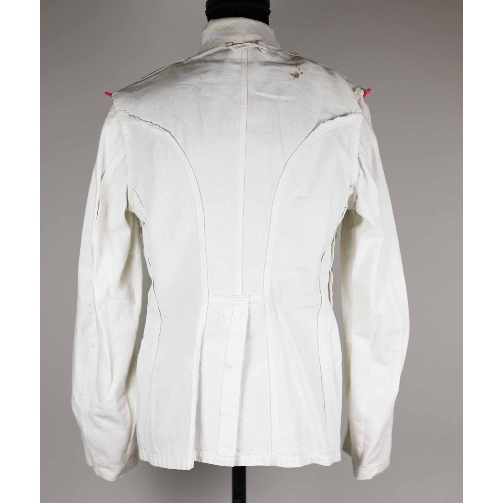 Wehrmacht weißer Sommerrock für einen Hauptmann im Panzerjäger Regiment Nr.4 — image 18