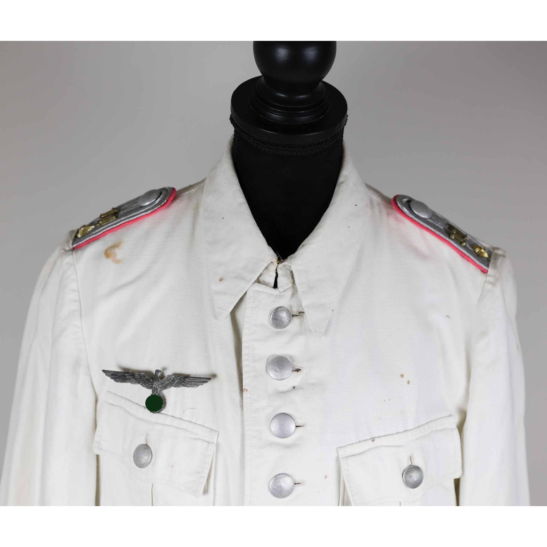 Wehrmacht weißer Sommerrock für einen Hauptmann im Panzerjäger Regiment Nr.4 — image 2