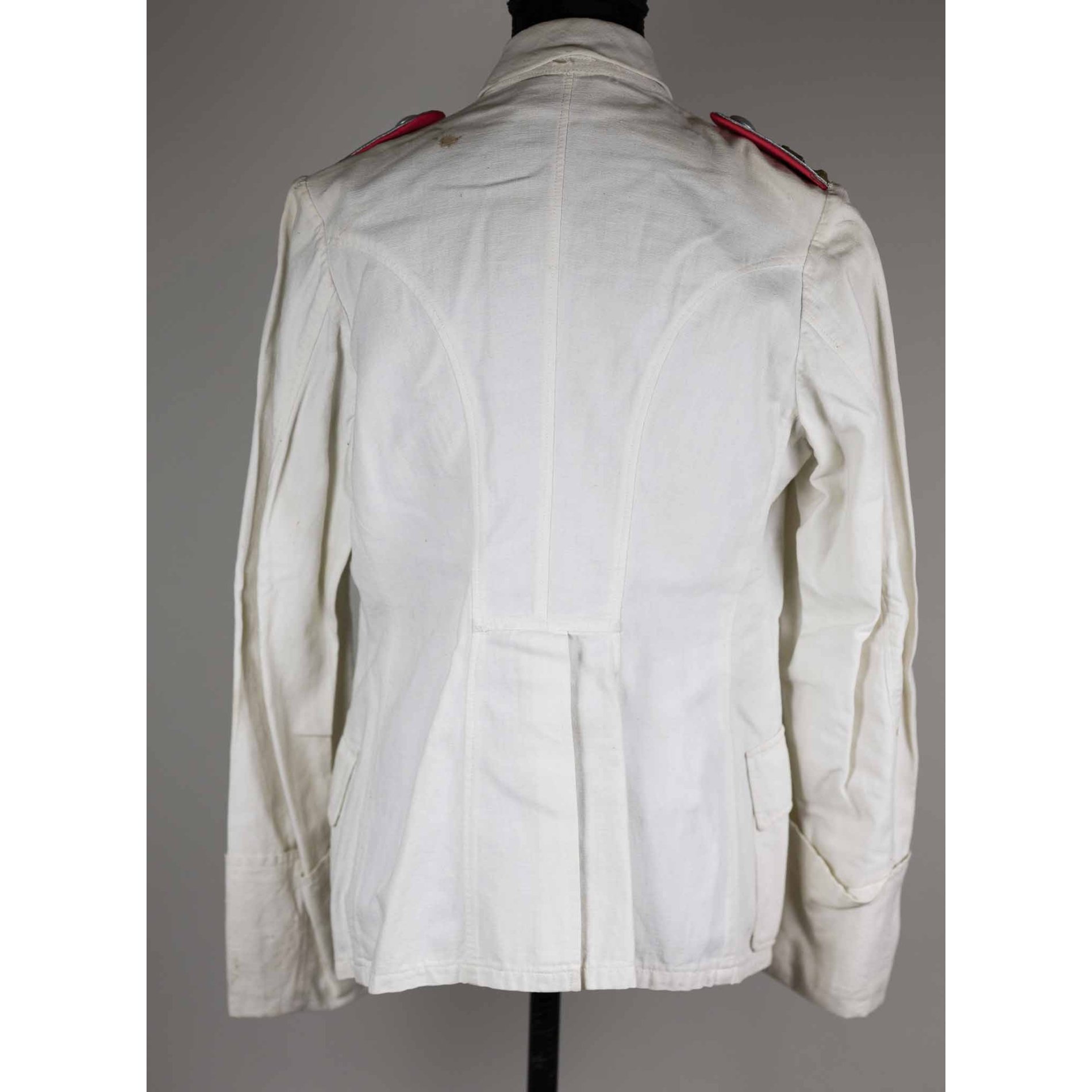 Wehrmacht weißer Sommerrock für einen Hauptmann im Panzerjäger Regiment Nr.4 — image 9