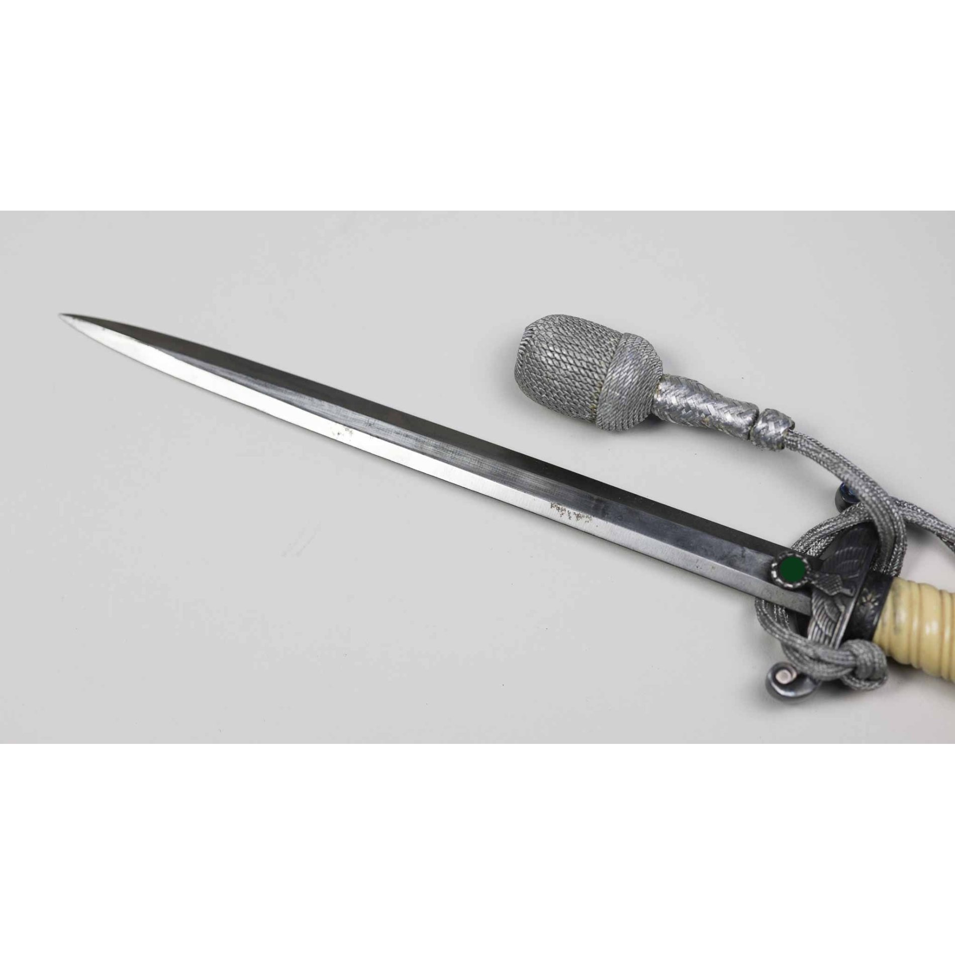 Wehrmacht Heeres Offiziersdolch mit Gehänge und Portepee — image 2