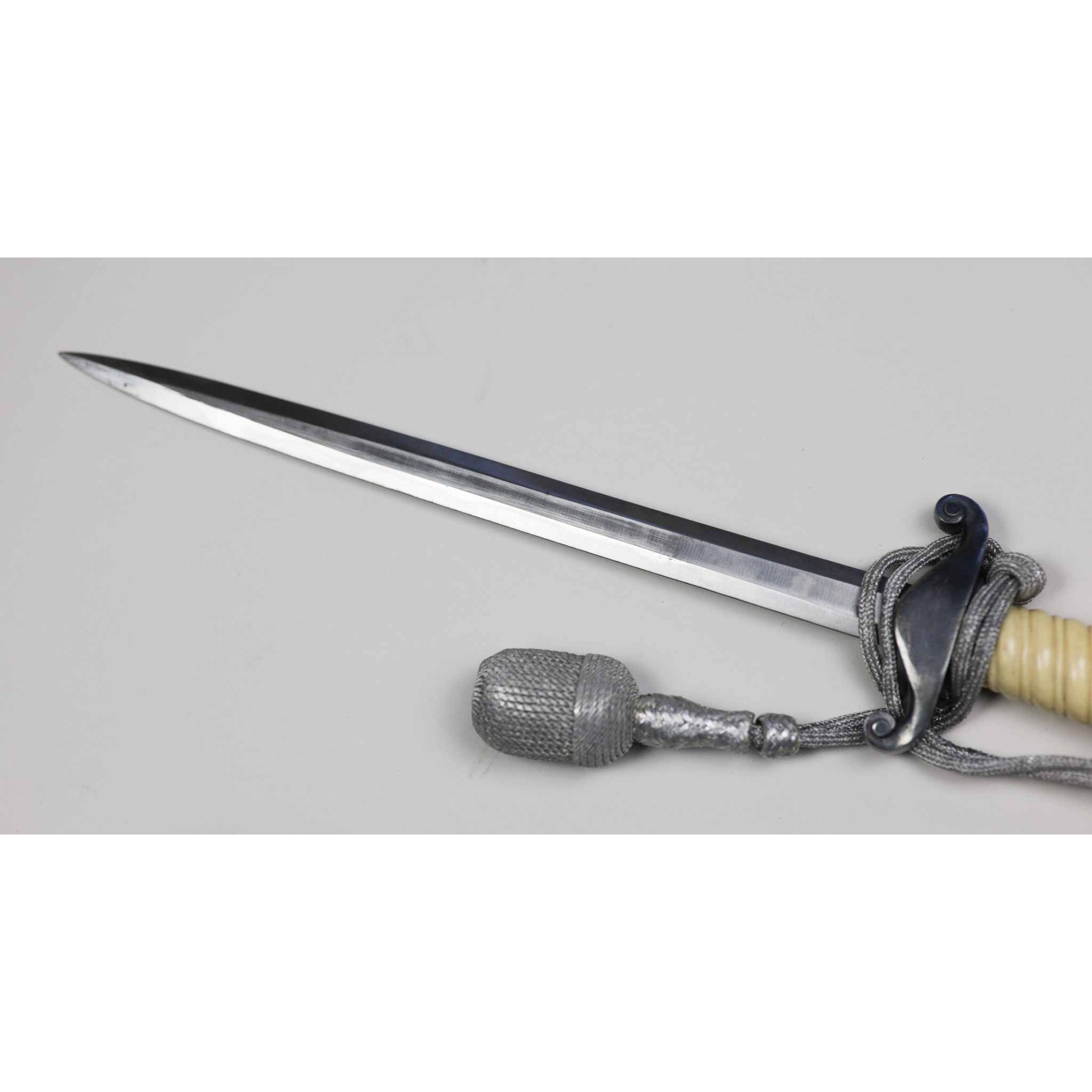 Wehrmacht Heeres Offiziersdolch mit Gehänge und Portepee — image 6