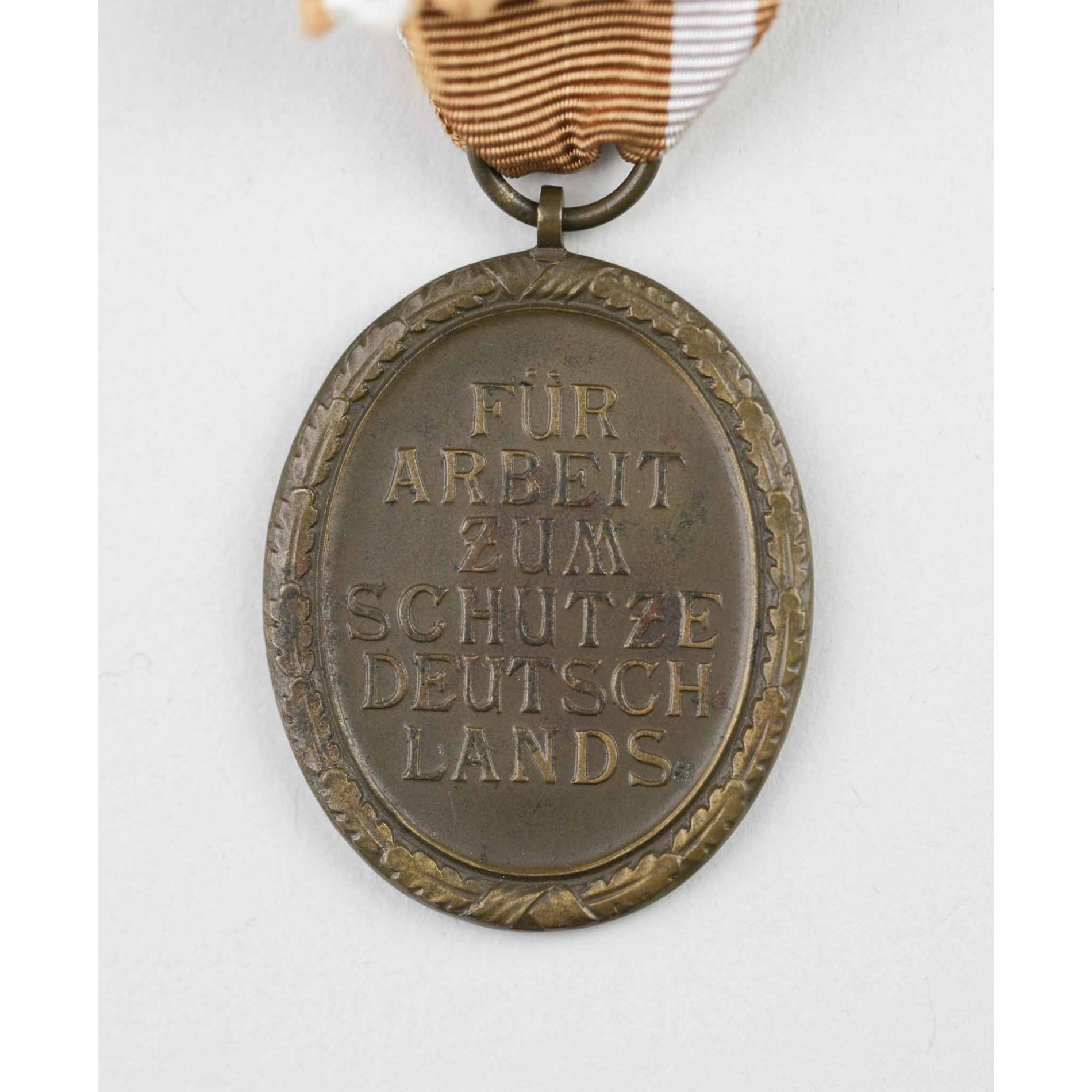 Deutsches Schutzwall-Ehrenzeichen mit Band — image 3