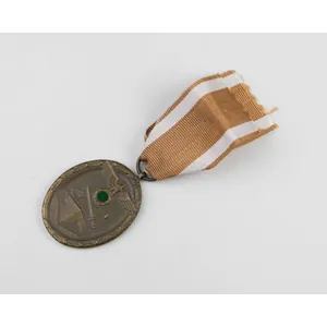 Deutsches Schutzwall-Ehrenzeichen mit Band