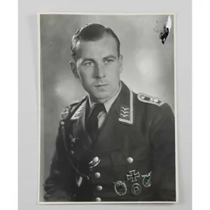 Luftwaffe Portrait Foto mit Erdkampfabzeichen, Flakkampfabzeichen etc.