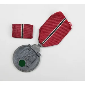 Winterschlacht im Osten Ostmedaille 1941/42 mit Hersteller '93' und Feldspange