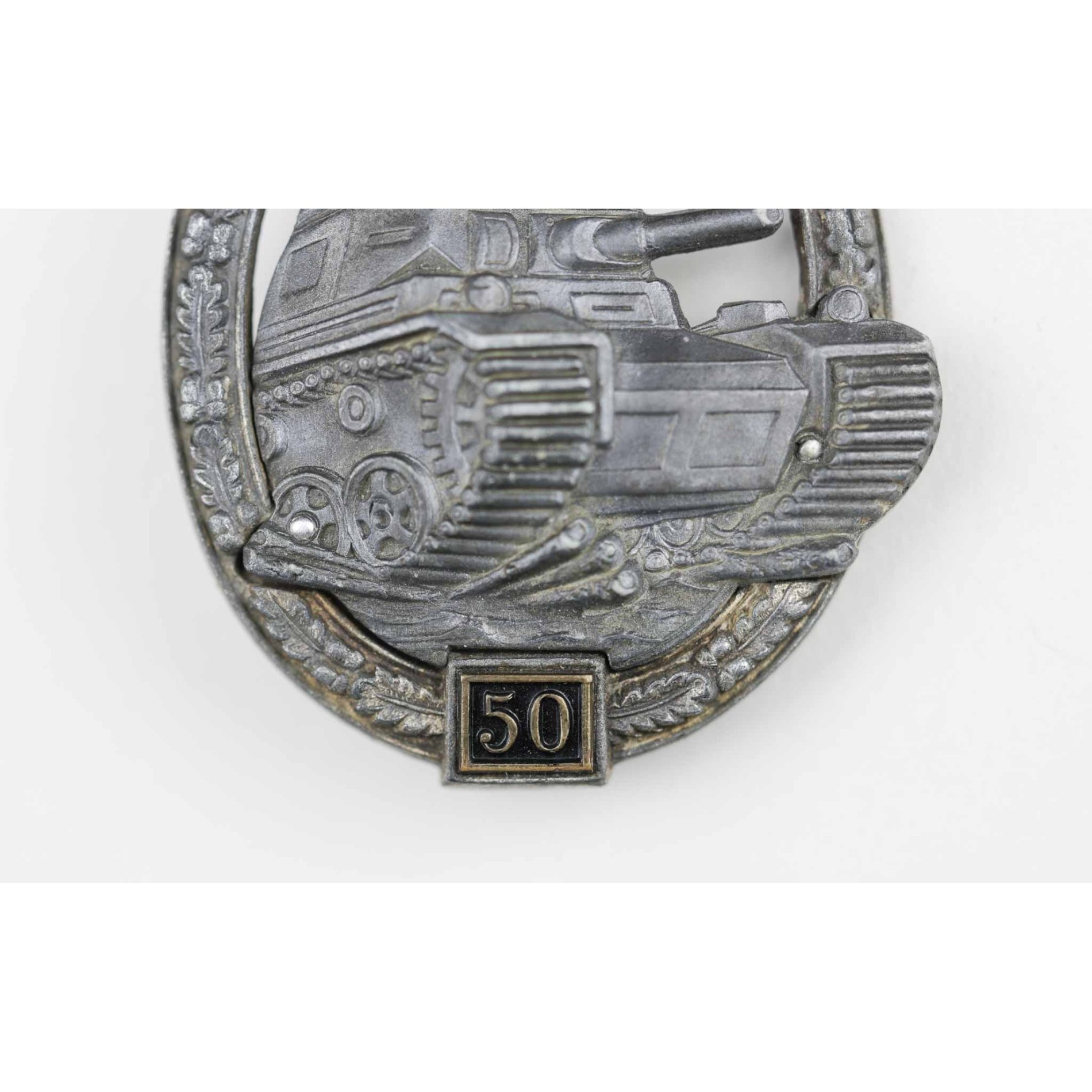 Panzerkampfabzeichen mit Einsatzzahl '50' in Silber C.E Juncker Berlin — image 3