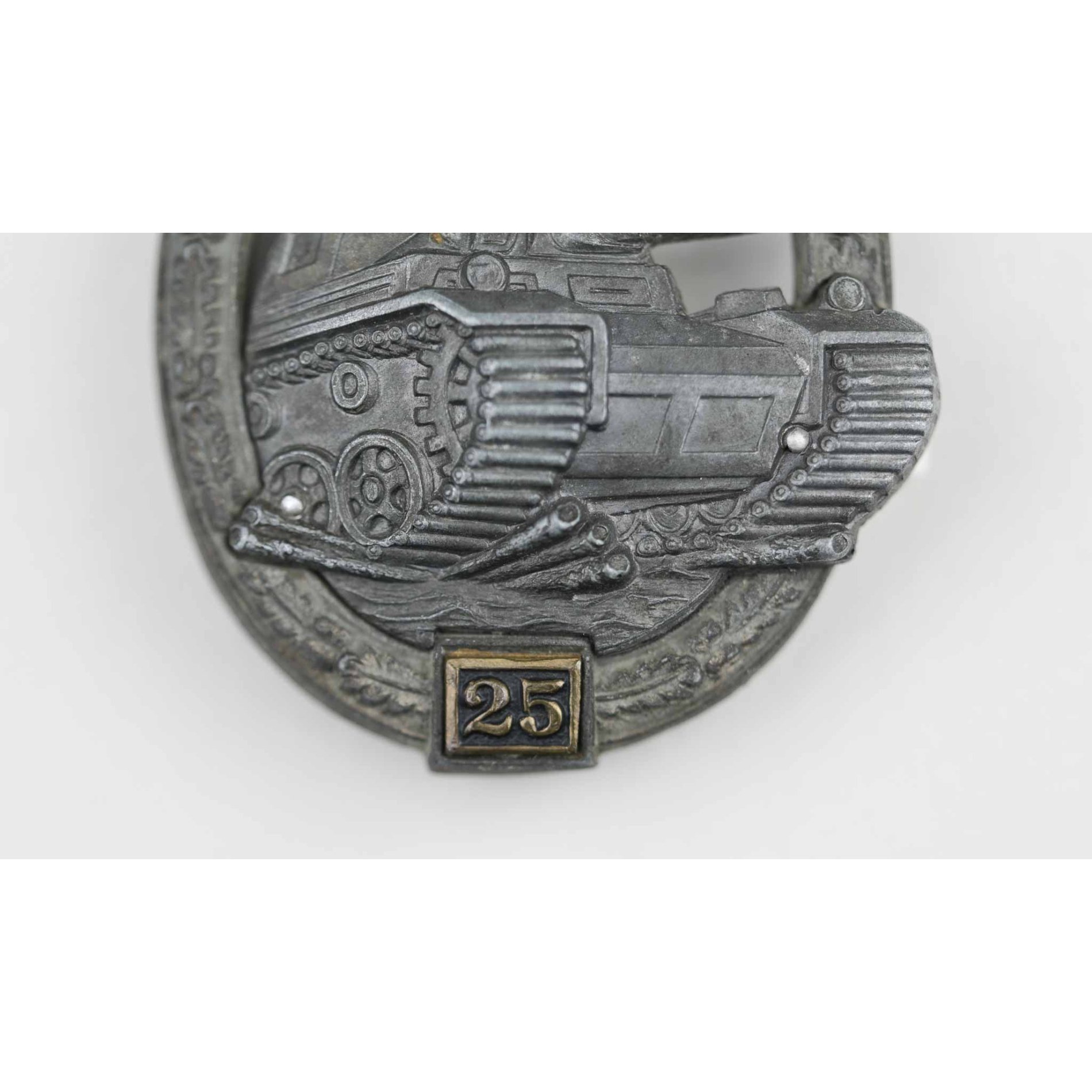 Panzerkampfabzeichen mit Einsatzzahl '25' in Silber — image 3