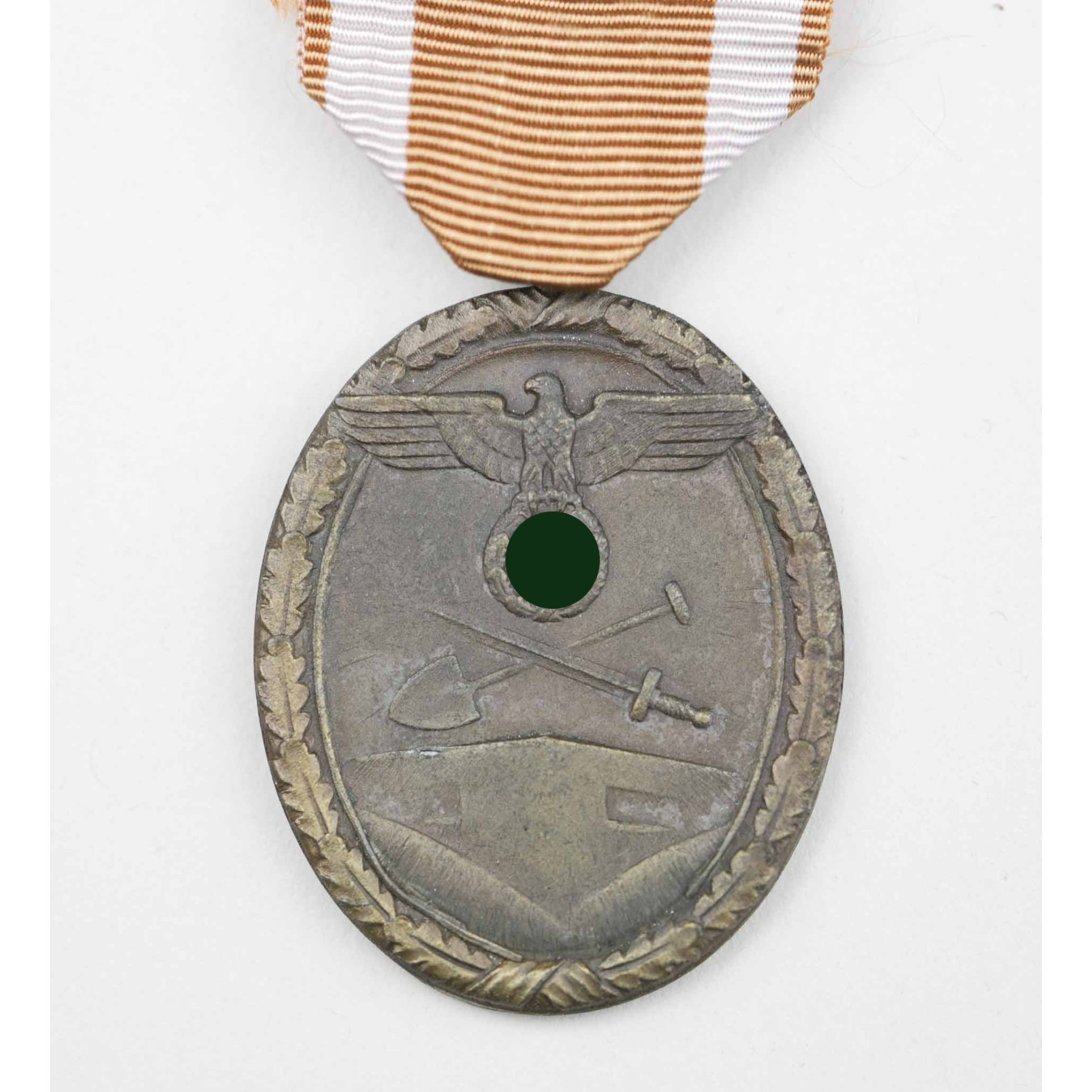 Schutzwall Ehrenzeichen Set mit Bandspange in Verleihungstüte C.P — image 2