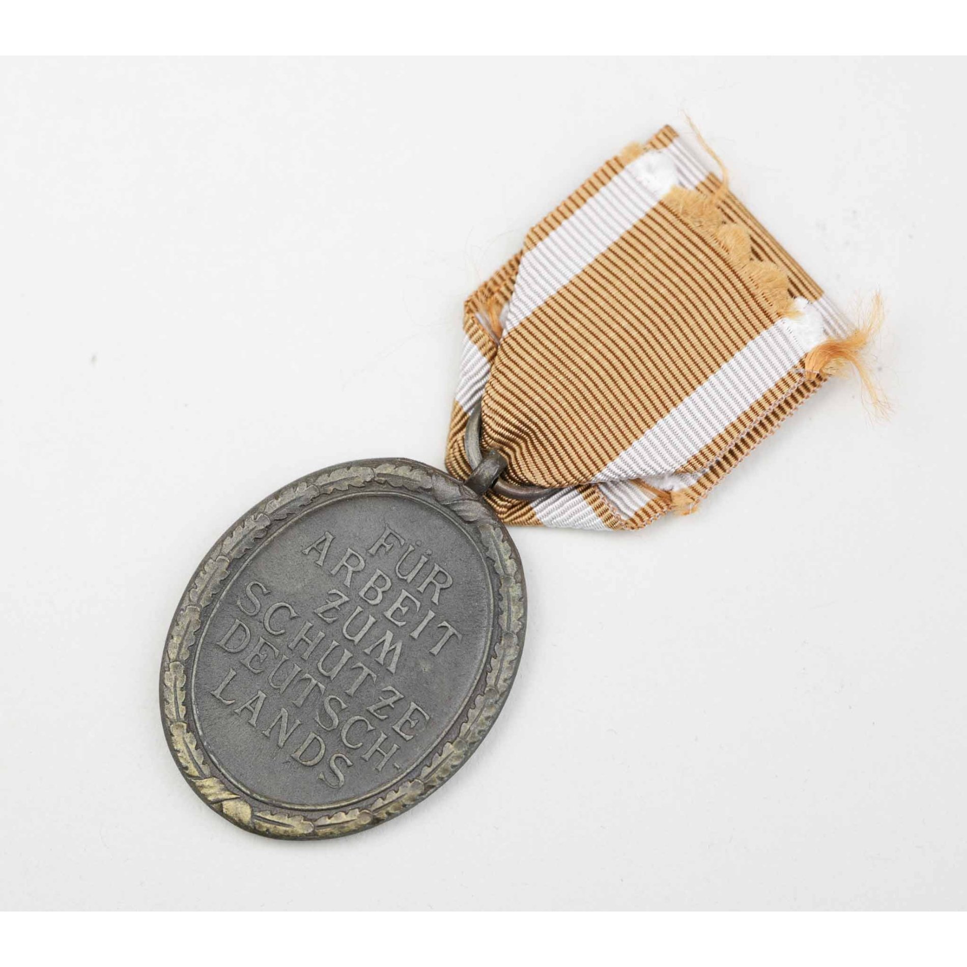 Schutzwall Ehrenzeichen Set mit Bandspange in Verleihungstüte C.P — image 3