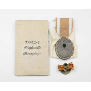 Schutzwall Ehrenzeichen Set mit Bandspange in Verleihungstüte C.P