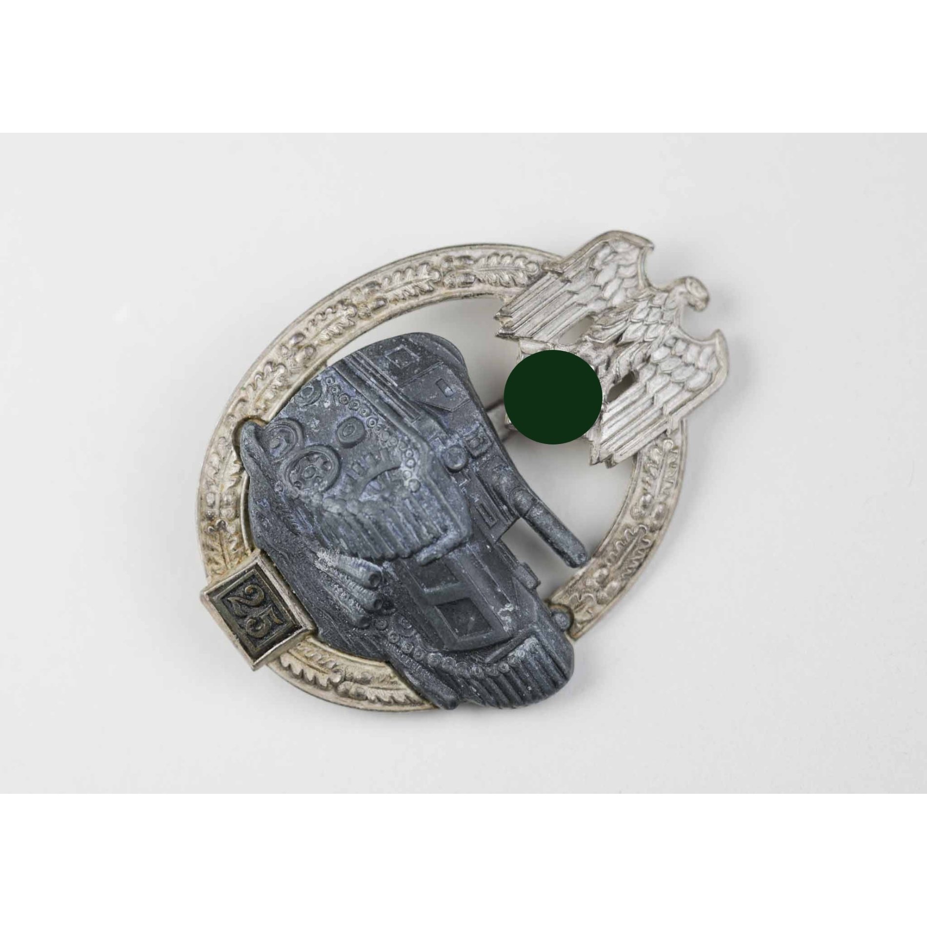 Panzerkampfabzeichen in Silber mit Einsatzzahl 25 (JFS) Ungetragen! — image 2