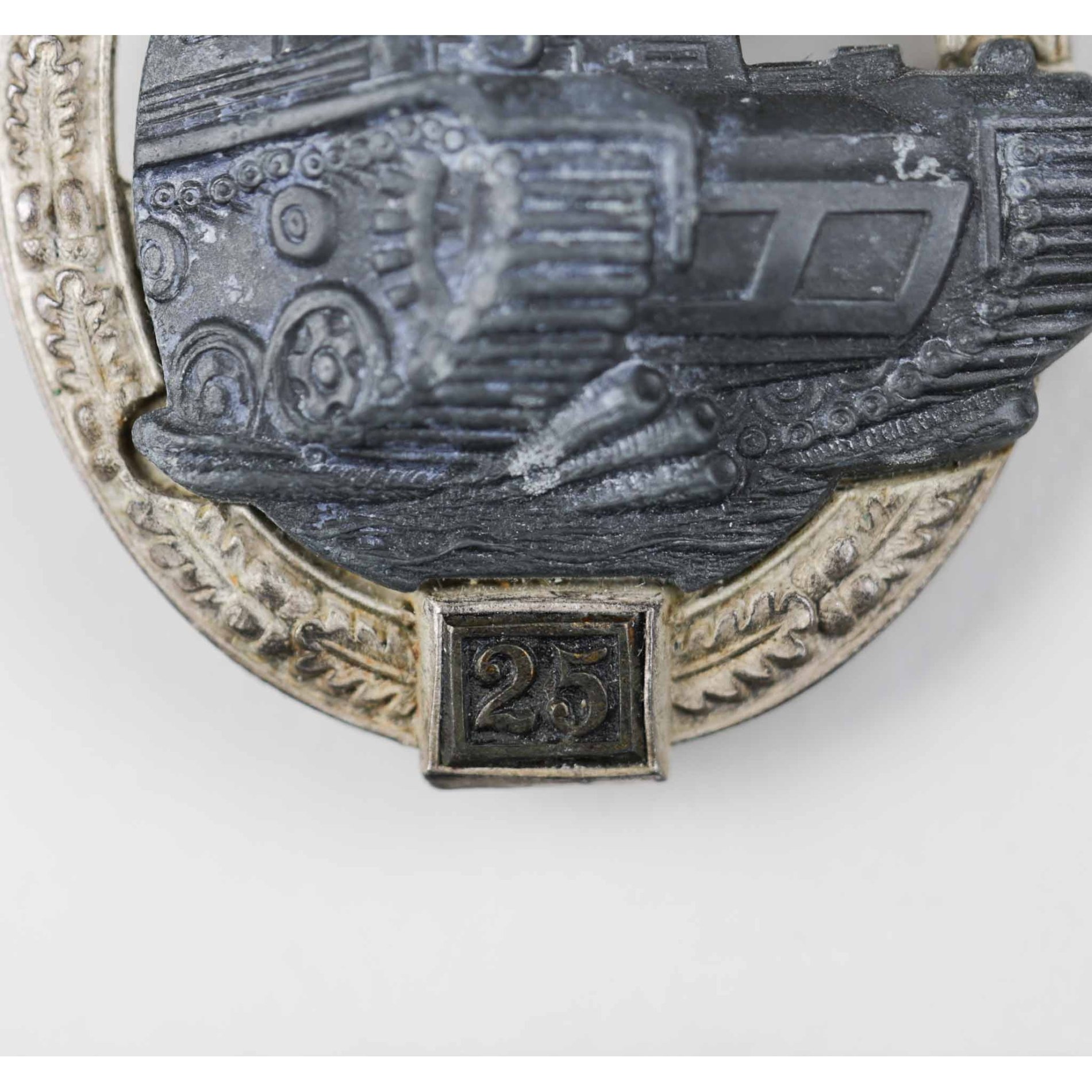 Panzerkampfabzeichen in Silber mit Einsatzzahl 25 (JFS) Ungetragen! — image 3