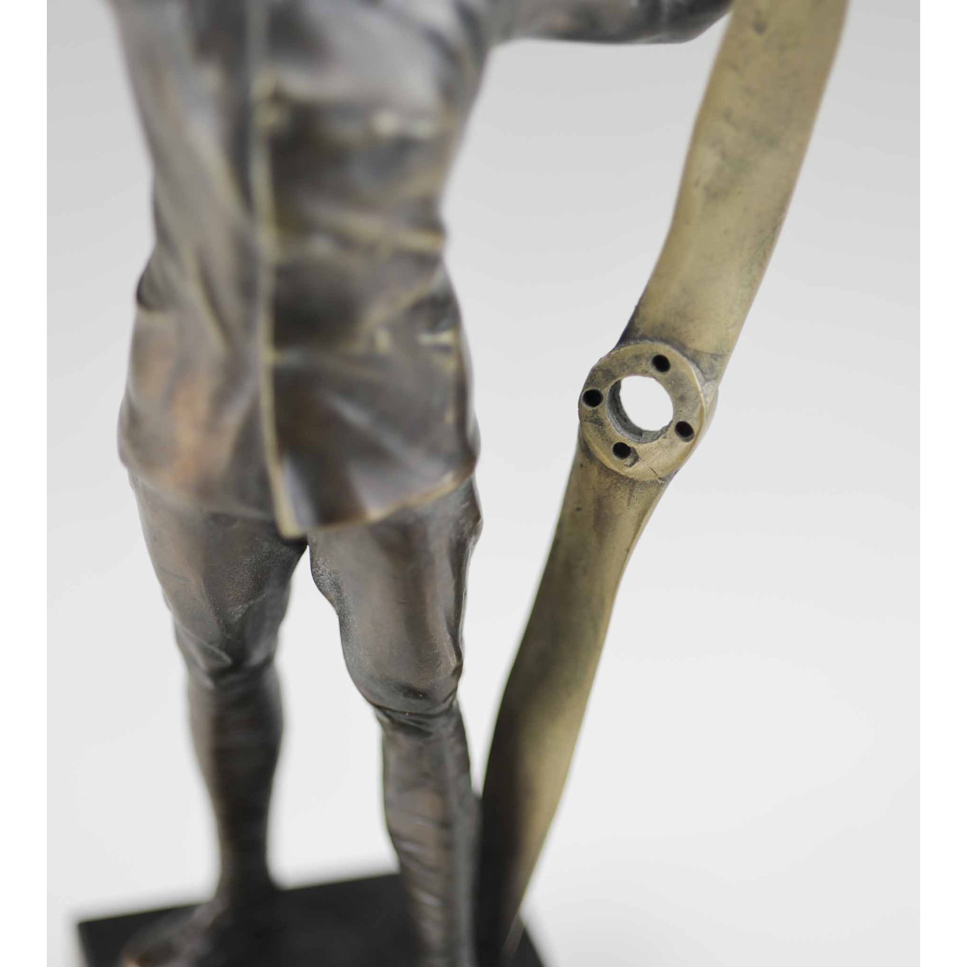1.Weltkrieg Bronze Skulptur Flieger Pilot mit Propeller — image 12