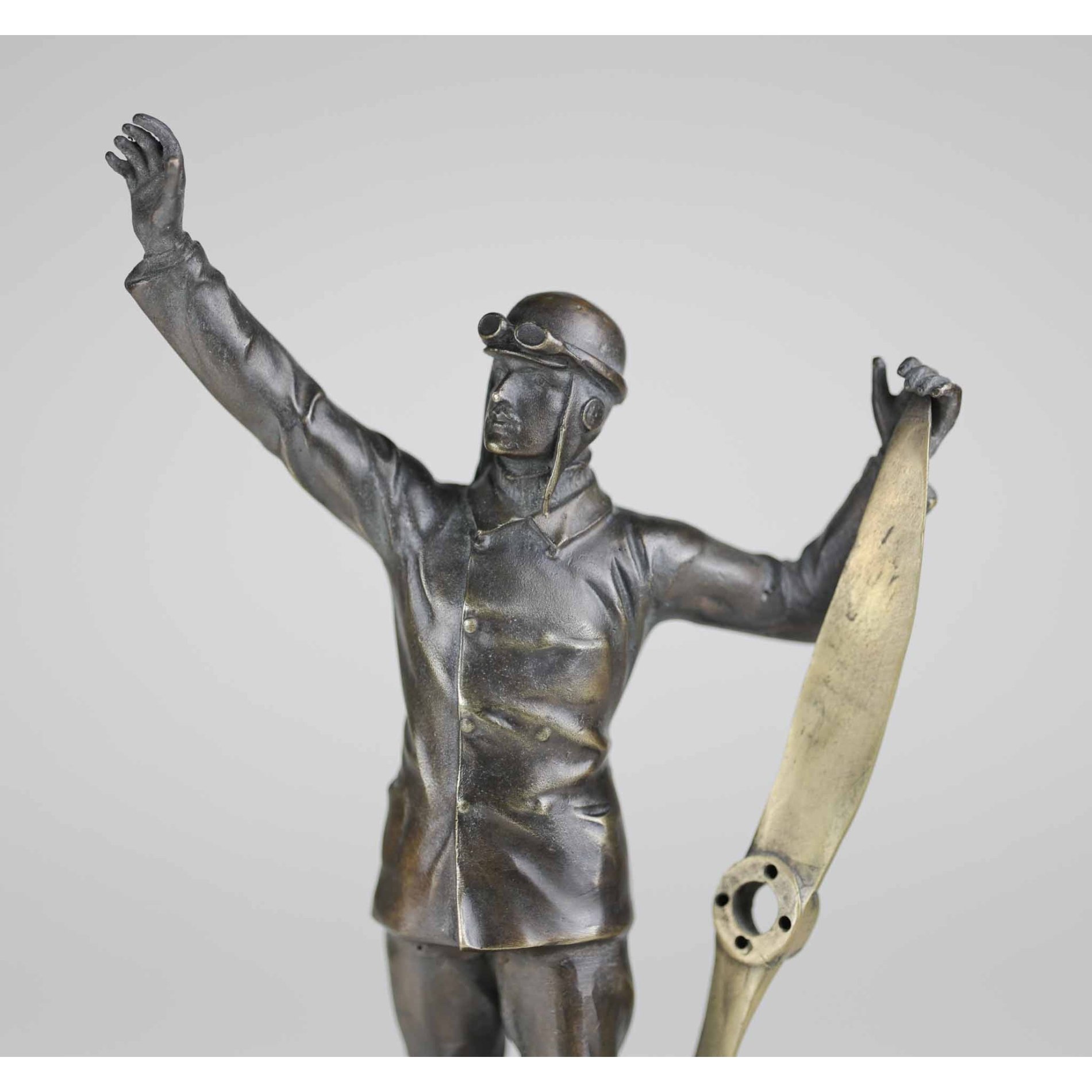 1.Weltkrieg Bronze Skulptur Flieger Pilot mit Propeller — image 2