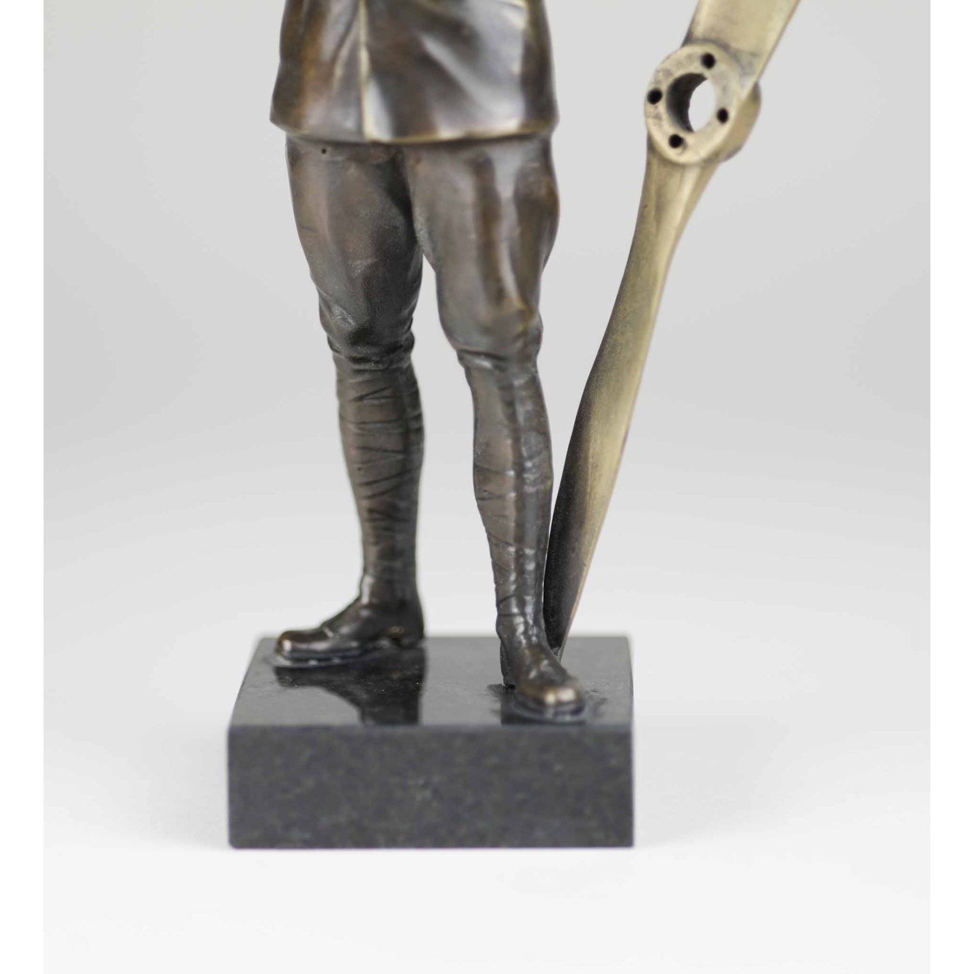 1.Weltkrieg Bronze Skulptur Flieger Pilot mit Propeller — image 4