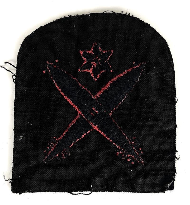 Royal Navy Leading Torpedo Man red embroidered cloth badge c1903 - 1947 — image 2