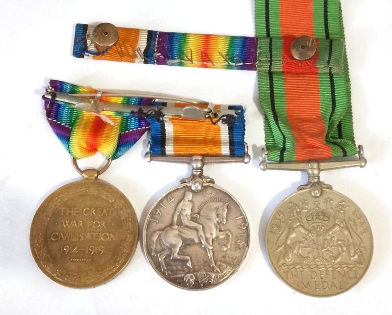 WW1 & 2 Cameron Highlanders Medal Group with corresponding Ribbon Bar — image 2