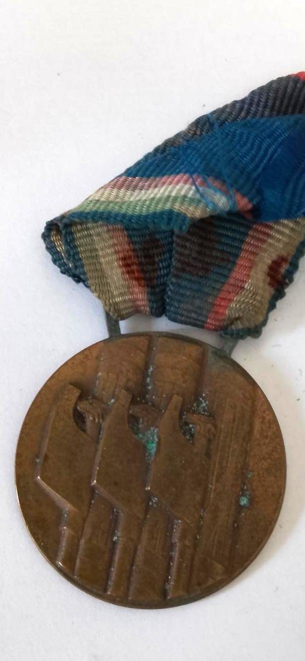 WW2 Period Italian Medal with Ribbon — image 2