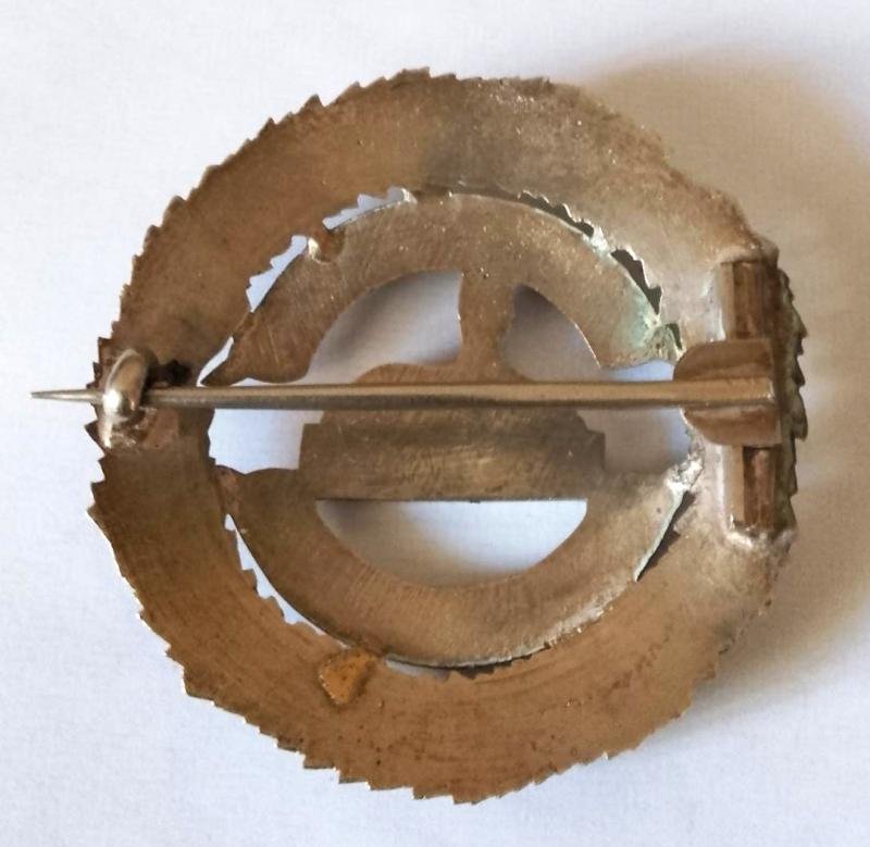 Fine example of a Cameron Highlanders Plaid Brooch — image 2