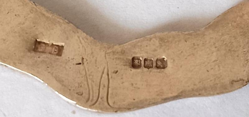 Hallmarked Silver Queens Own Highlanders Officers Cap badge — image 3