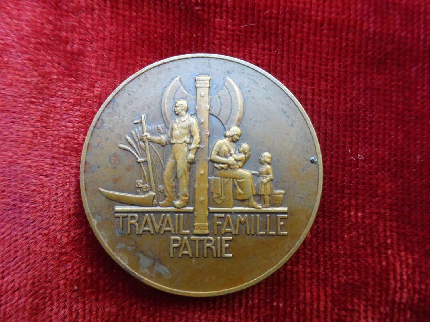 Petite médaille de table Philippe Pétain RÉSERVÉ (CD) — image 3