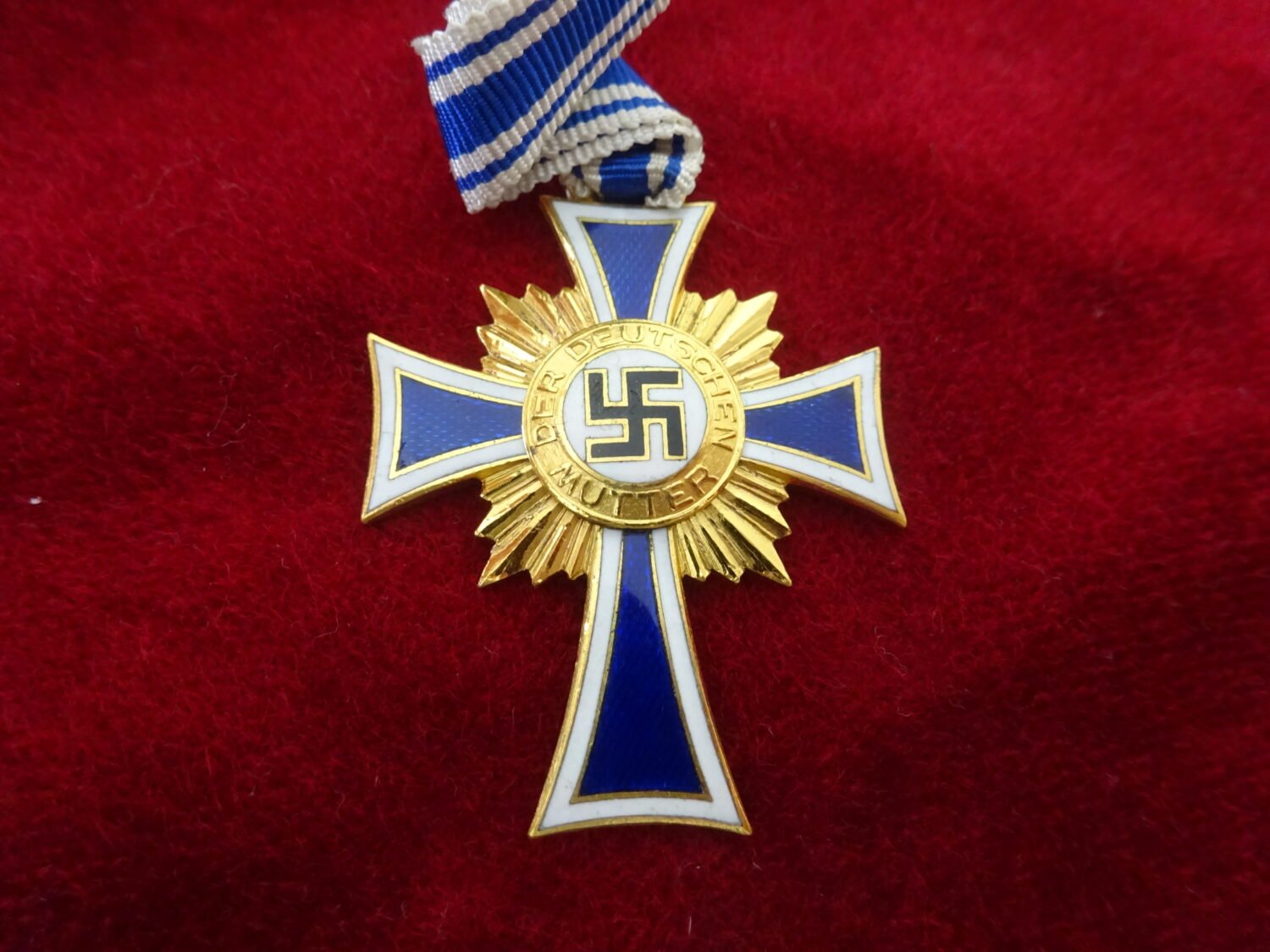 Croix des mères classe or avec son écrin — image 4