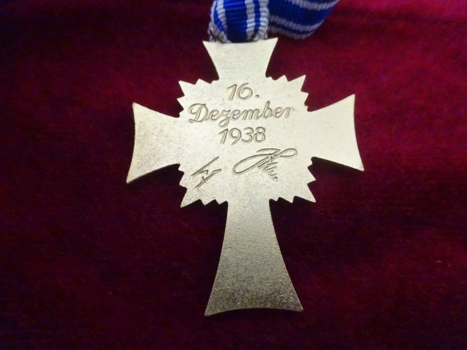 Croix des mères classe or avec son écrin — image 5