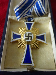 Croix des mères classe or avec son écrin