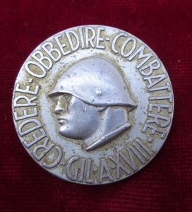 Insigne fasciste italien GIL (Gioventu del Littorio)