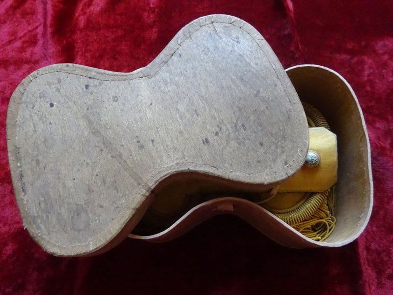 Paire d'épaulettes de capitaine d'infanterie Troisième République dans sa boîte d'origine — image 2