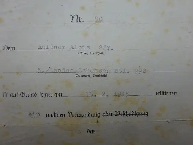 Diplôme badge des blessés classe noir accompagné de documents après guerre. — image 2