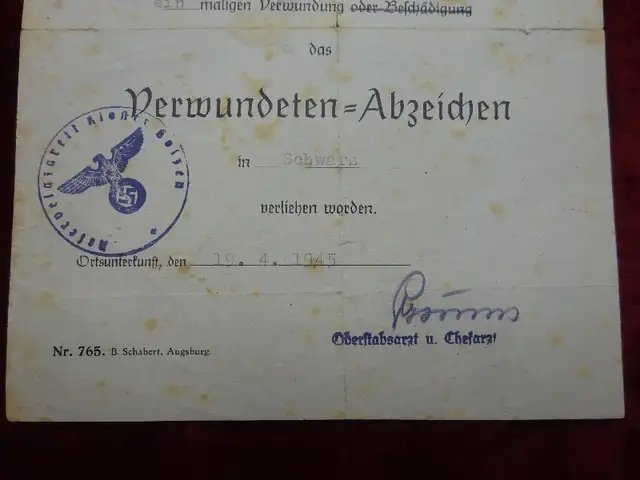 Diplôme badge des blessés classe noir accompagné de documents après guerre. — image 3