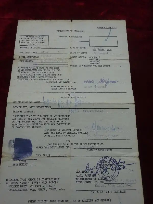 Diplôme badge des blessés classe noir accompagné de documents après guerre. — image 4