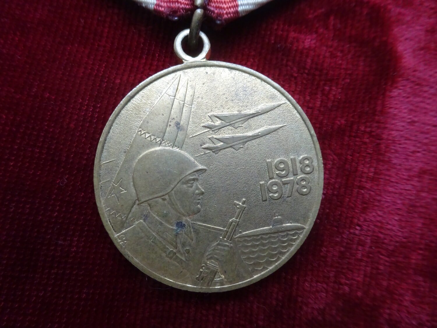 Médaille du jubilé « 60 ans des forces armées de l'URSS » — image 2