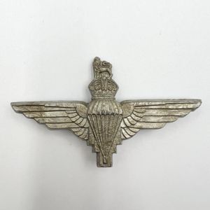 WW2 Parachute Regiment Plastic Economy Issue Cap Badge