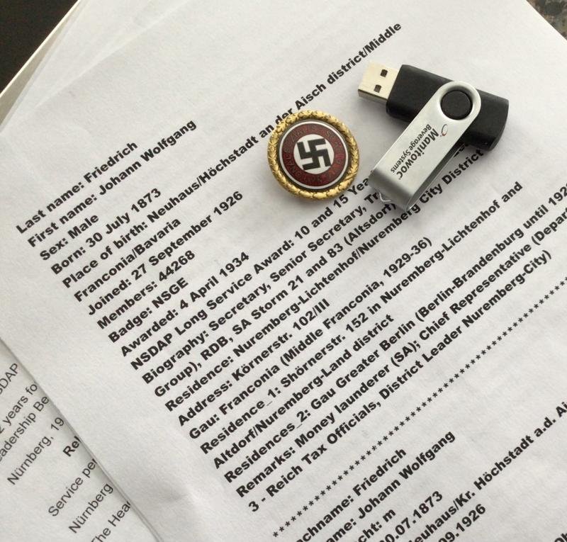 LGE GOLD PARTY BADGE IN GEM CONDITION. — image 4