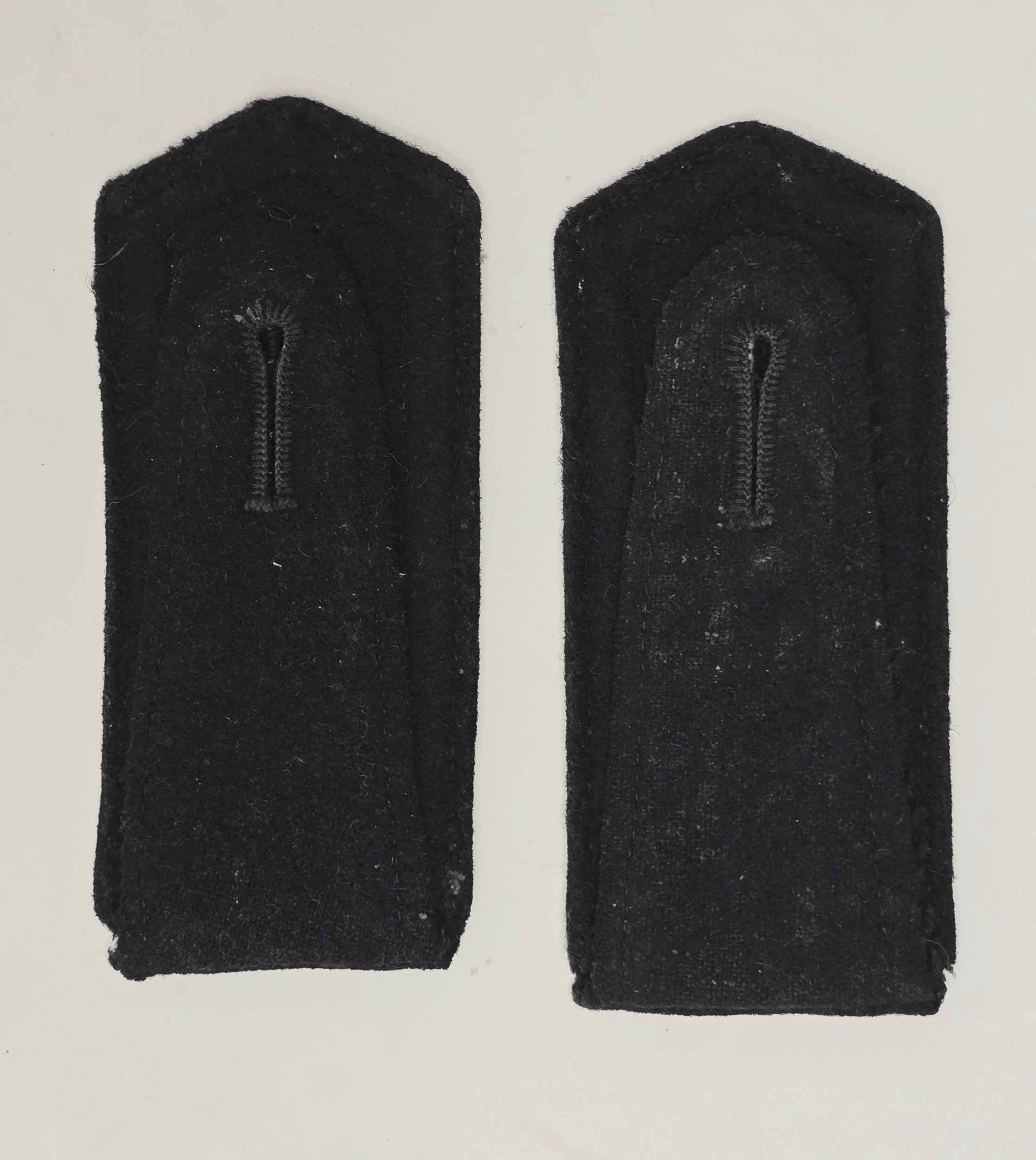 Fine, Rare Set of SS-VT ,,Deutschland' Shoulderstraps, Chain-stitch 'D' — image 2