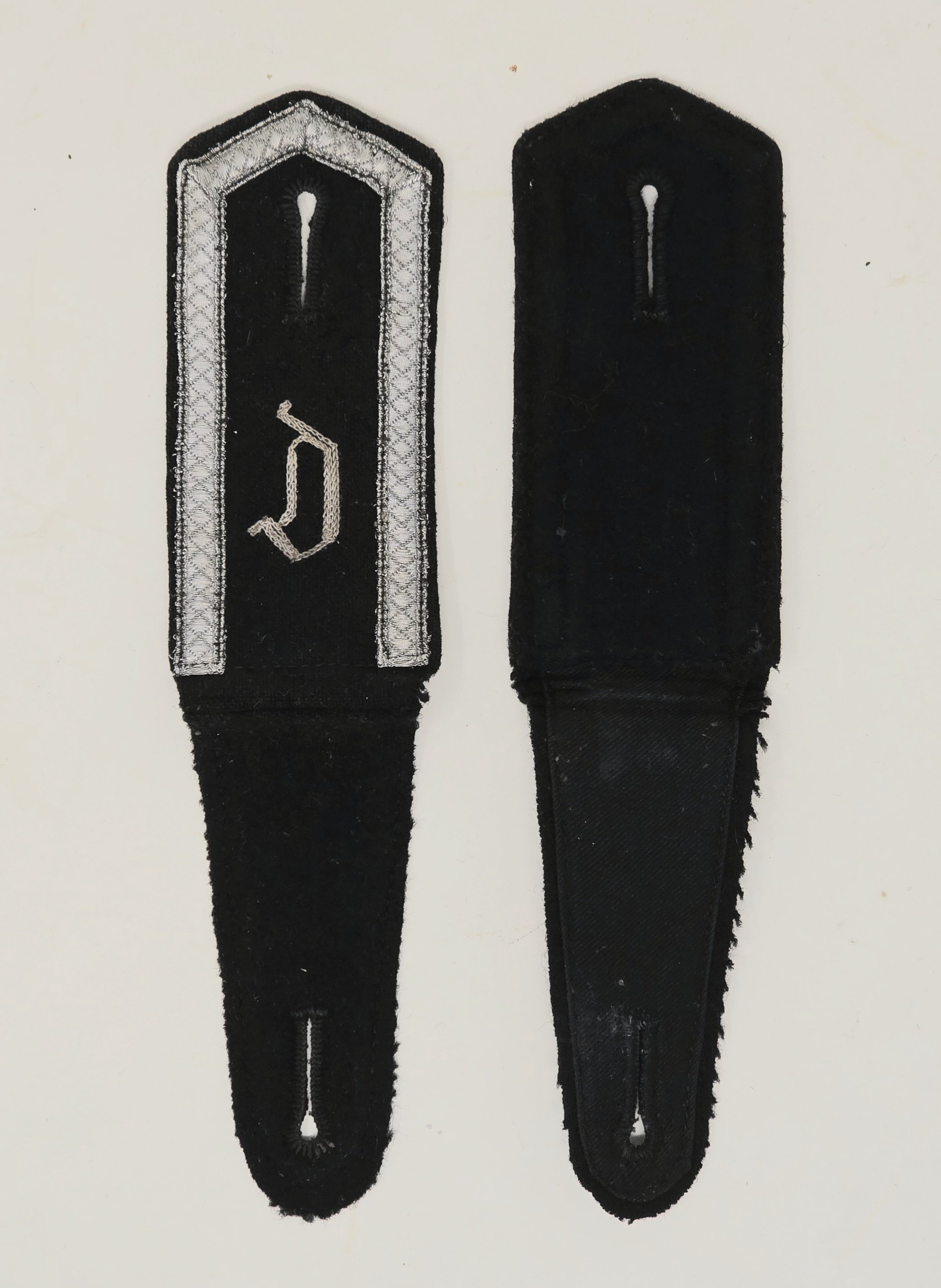 Fine, Rare Set of SS-VT ,,Deutschland' Shoulderstraps, Chain-stitch 'D' — image 3