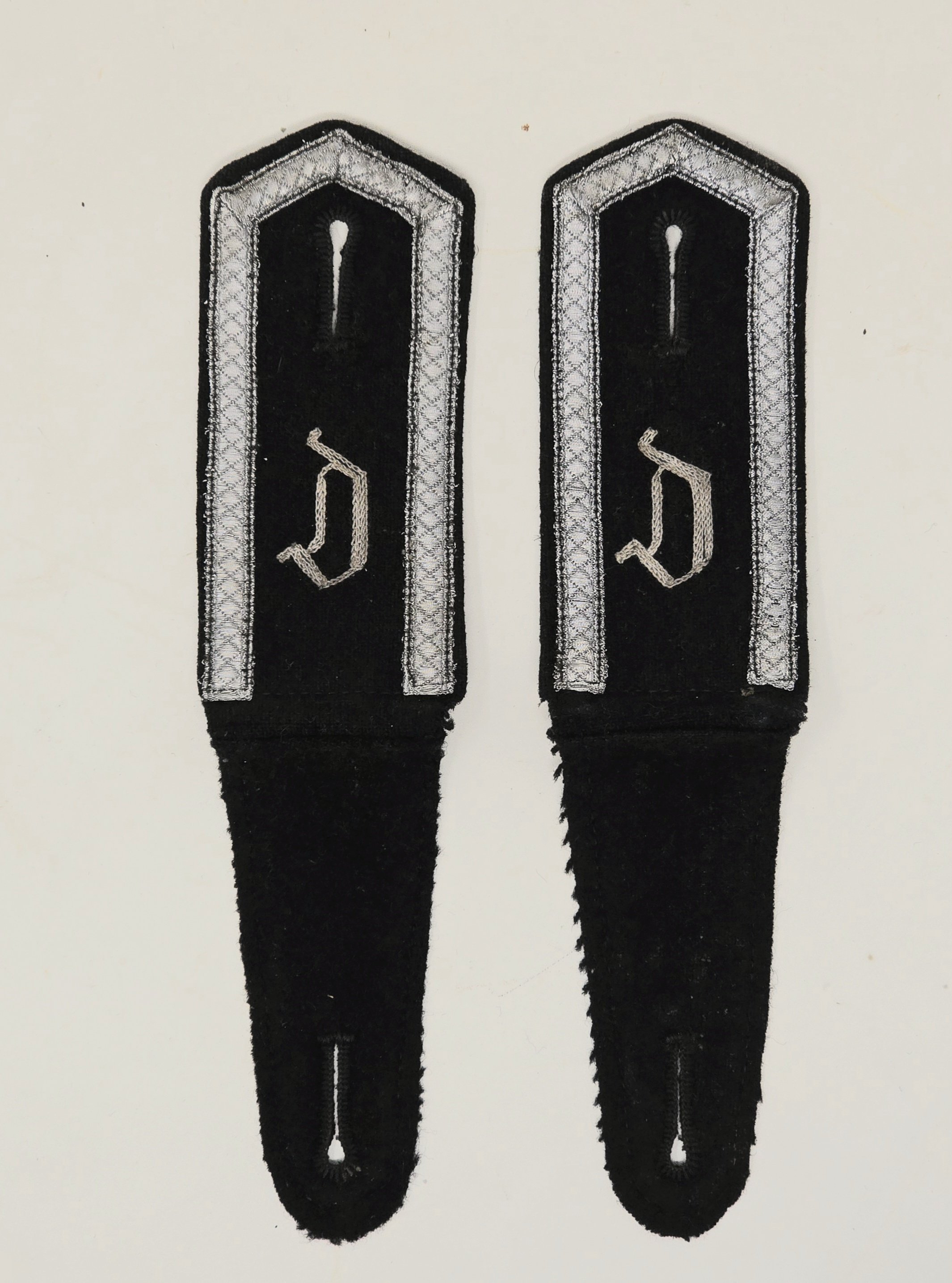 Fine, Rare Set of SS-VT ,,Deutschland' Shoulderstraps, Chain-stitch 'D' — image 4