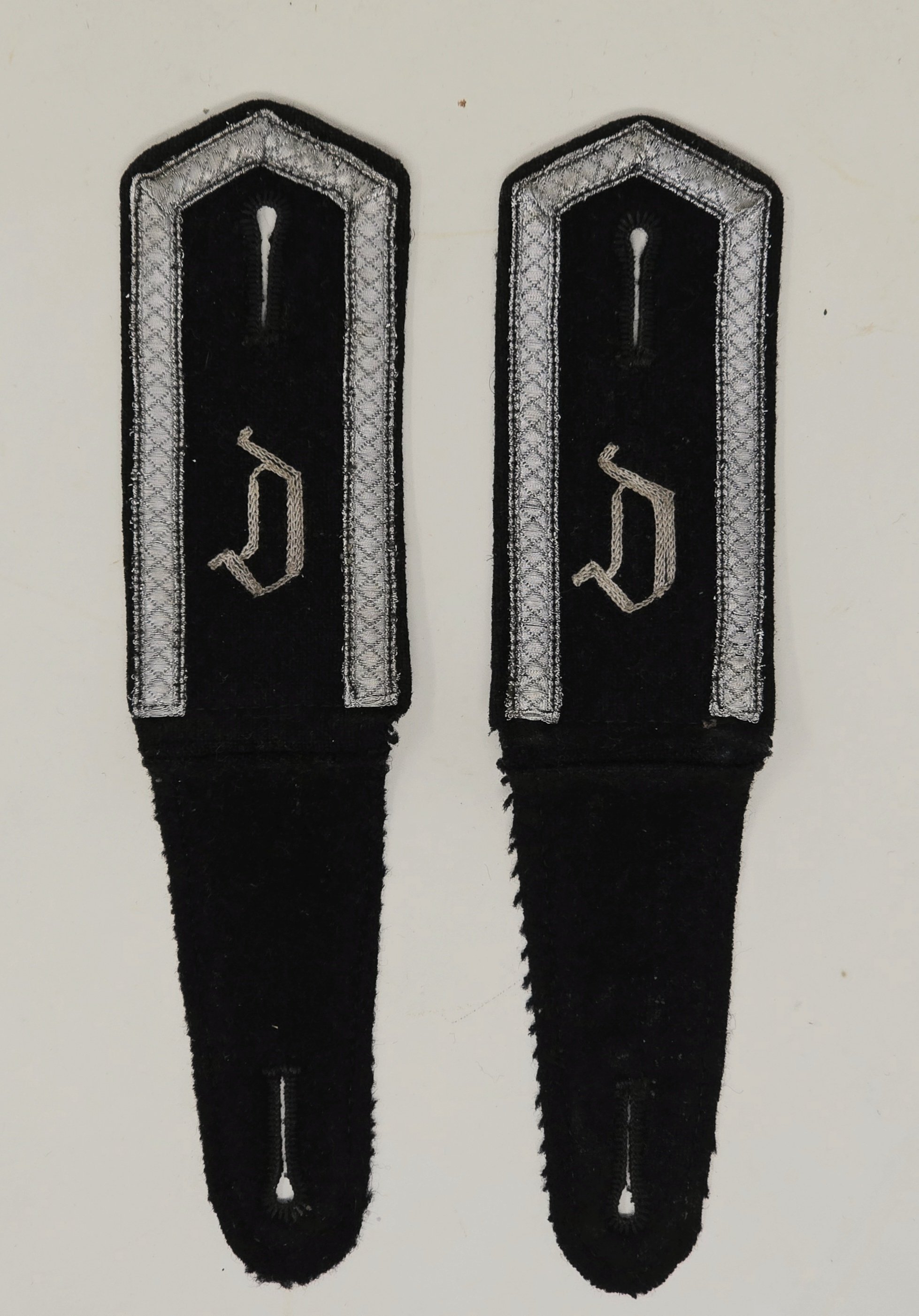 Fine, Rare Set of SS-VT ,,Deutschland' Shoulderstraps, Chain-stitch 'D' — image 5