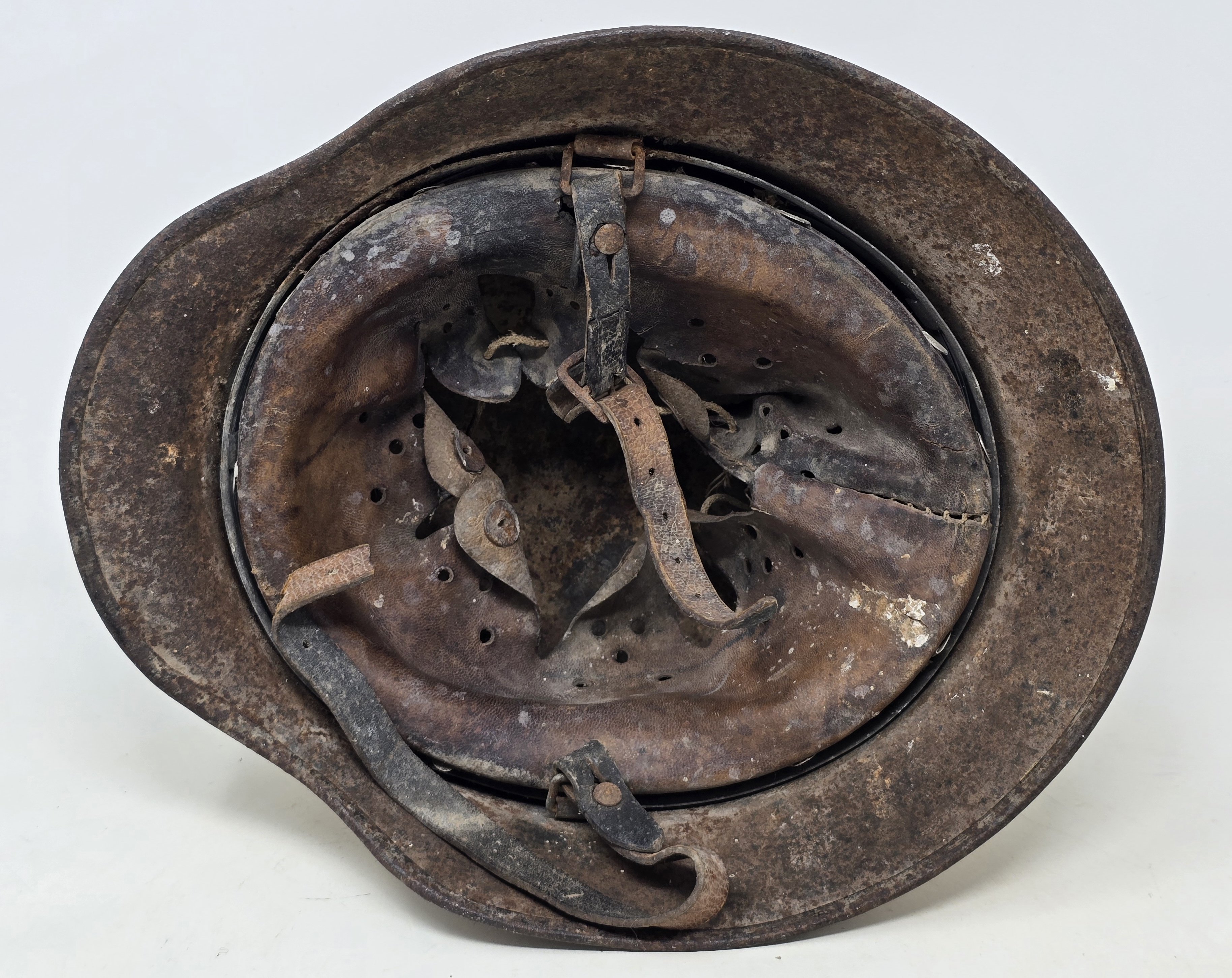 Heavily Service Used Winter Camo Heer Helmet, SE64 — image 3