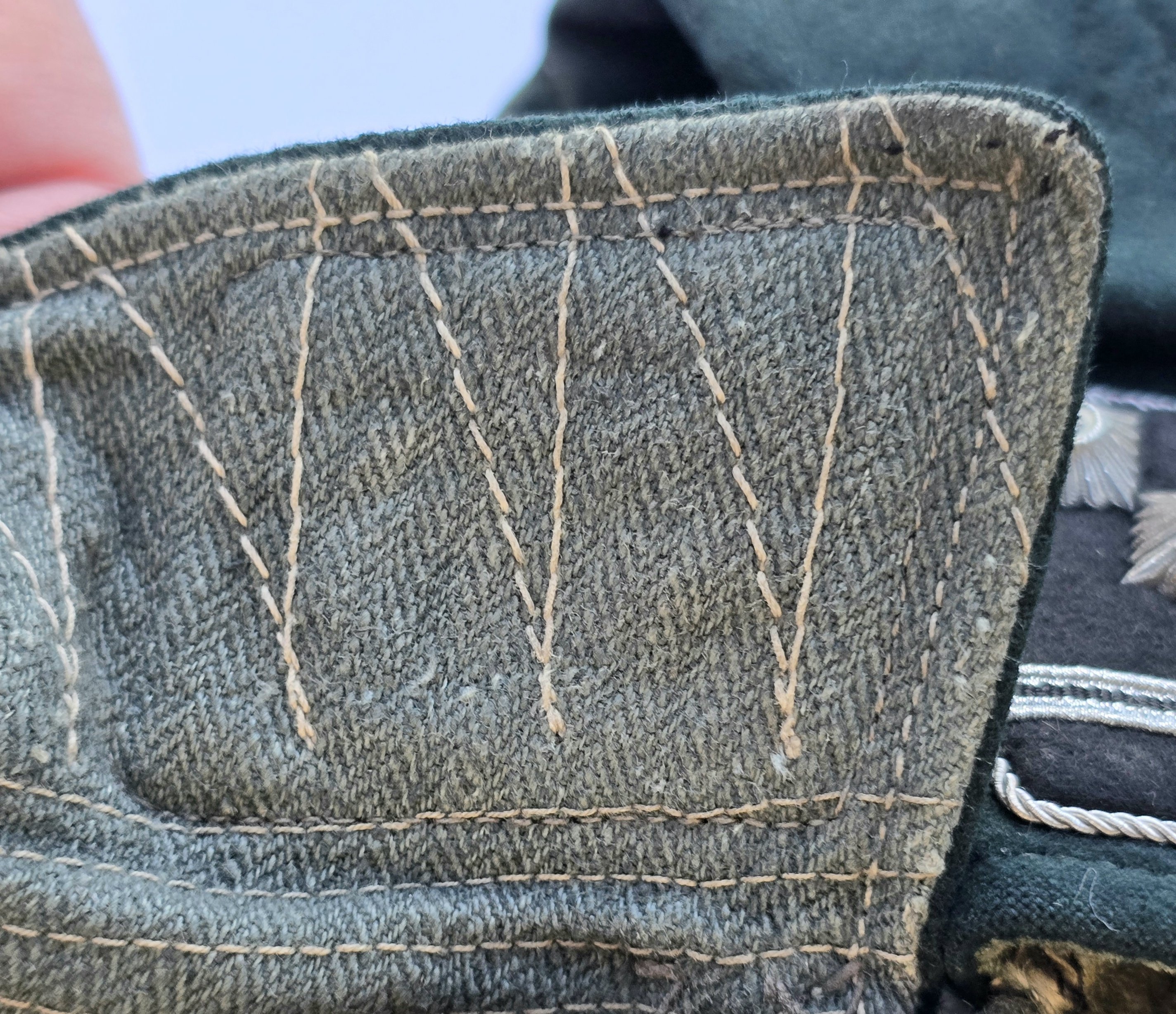 Outstanding Waffen-SS Medical Officer's Combat Tunic — image 3