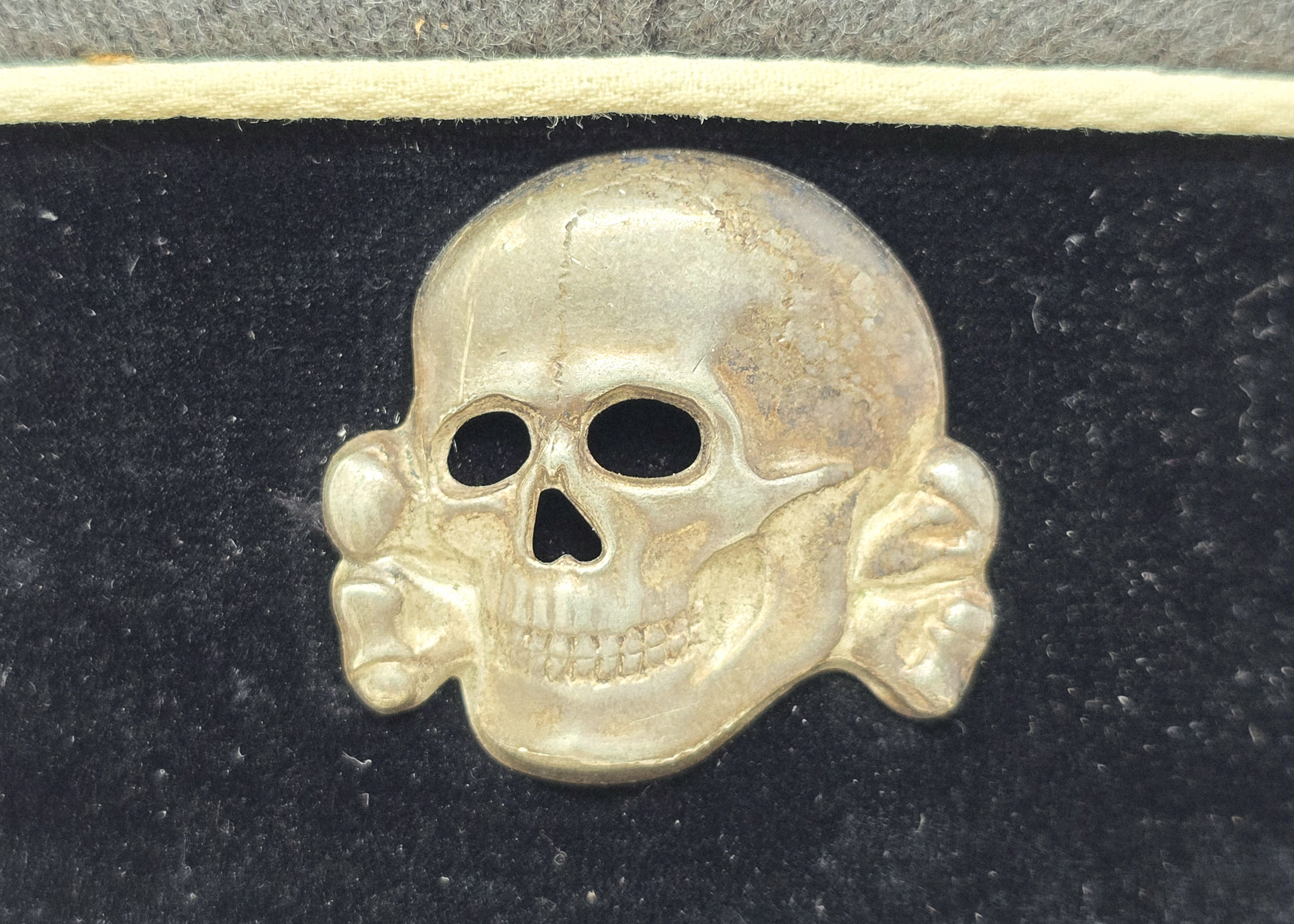 Stunning Waffen-SS Officer's Visor Cap by Pekuro — image 2