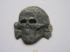 Sold (r.h.) Dug Overhoff SS Skull