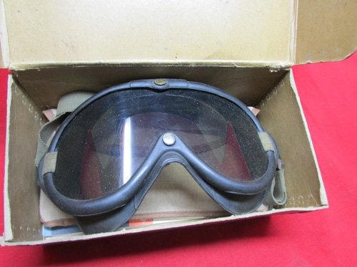  US WWII Polaroid B8 Flying Goggles, Original Box, Extra Lenses and Instruction Booklet — image 4