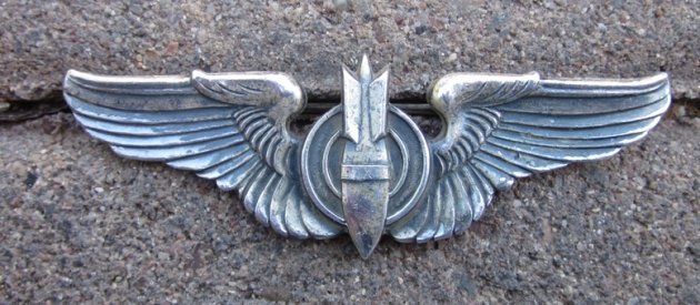  US WWII USAAF Bombardier Wings, Pinback, Sterling — image 2