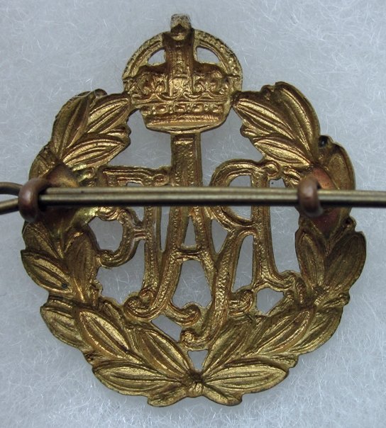  British WWII Royal Air Force Enlisted Cap Insignia — image 3