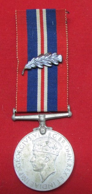  British WWII 1939-1945 War Medal, Bronze Clasp — image 2