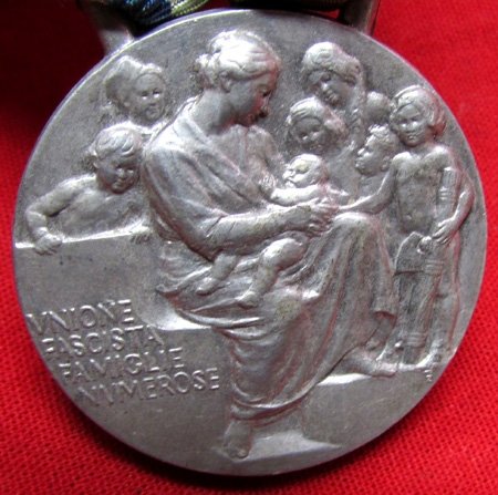  Italian WWII Mother's Medal with 9 Bows on the Ribbon — image 4
