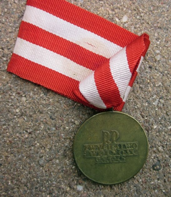  Poland WWII Medal for Victory & Freedom 1945 — image 3